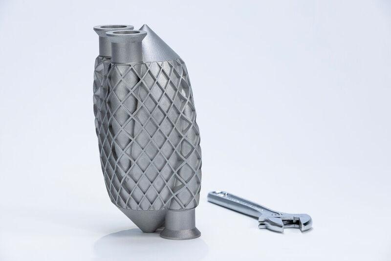 Additive manufacturing makes many things possible that simply could not be manufactured before. In combination with generative design, organic-looking forms are created that are often lighter and at the same time more stable than their conventional counterpart.