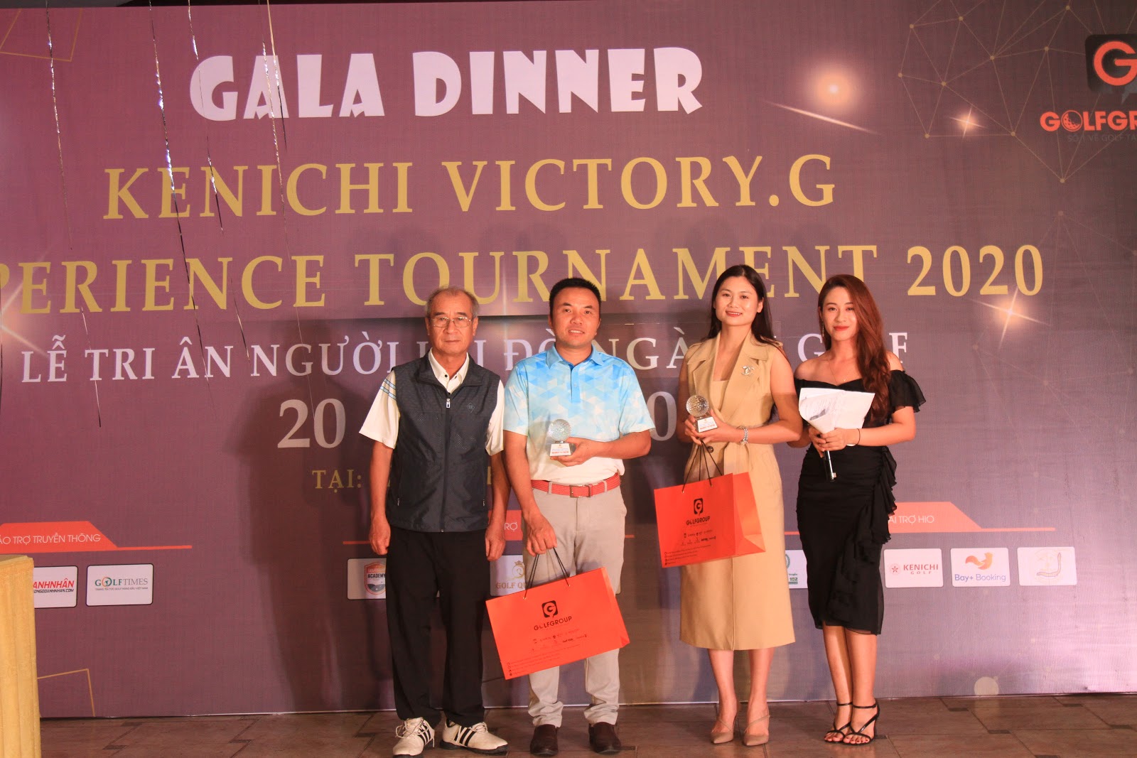 02 Nearest to Pin tại các lỗ: #8,#13: Thuộc về Ms Lam Huyền và anh Đinh Văn Thanh bao gồm: Cup + 1 túi cầm tay GolfGroup