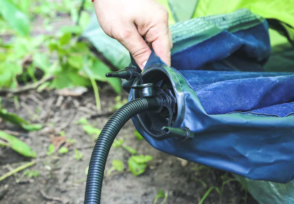 llenar un colchón de aire con agua