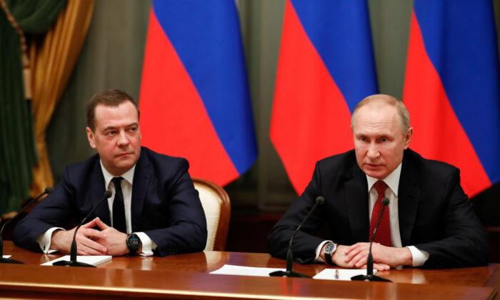 https://www.epochtimesviet.com/wp-content/uploads/2022/09/Medvedev-Putin-700x420-1.jpg