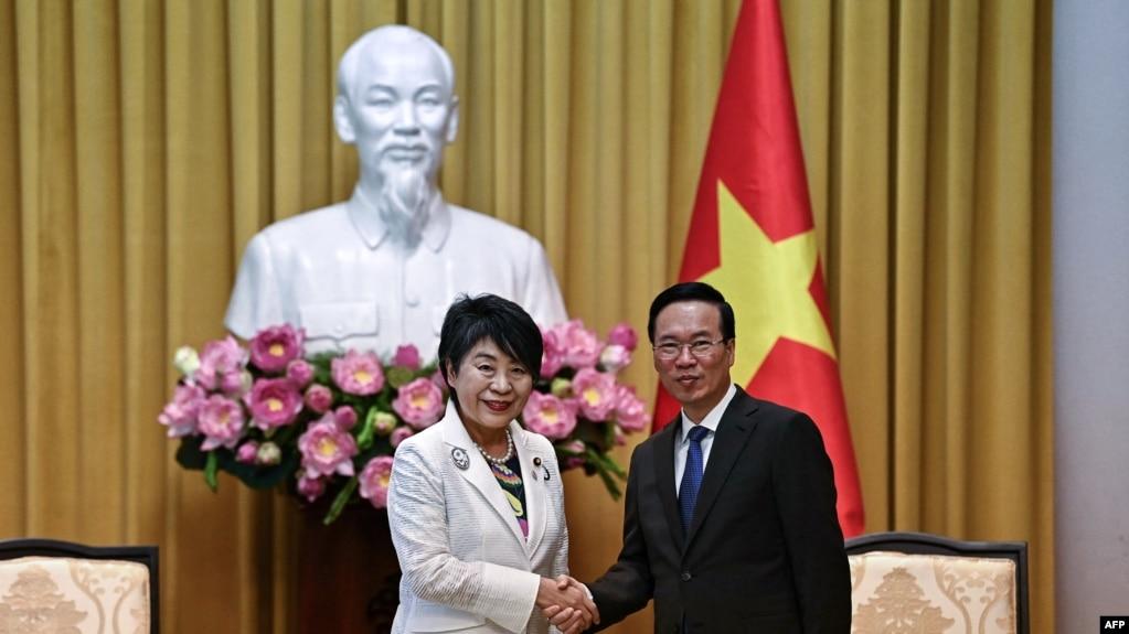 Ngoại trưởng Nhật Yoko Kamikawa bắt tay với Chủ tịch nước Võ Văn Thưởng tại Hà Nội hôm 10/10/2023. 