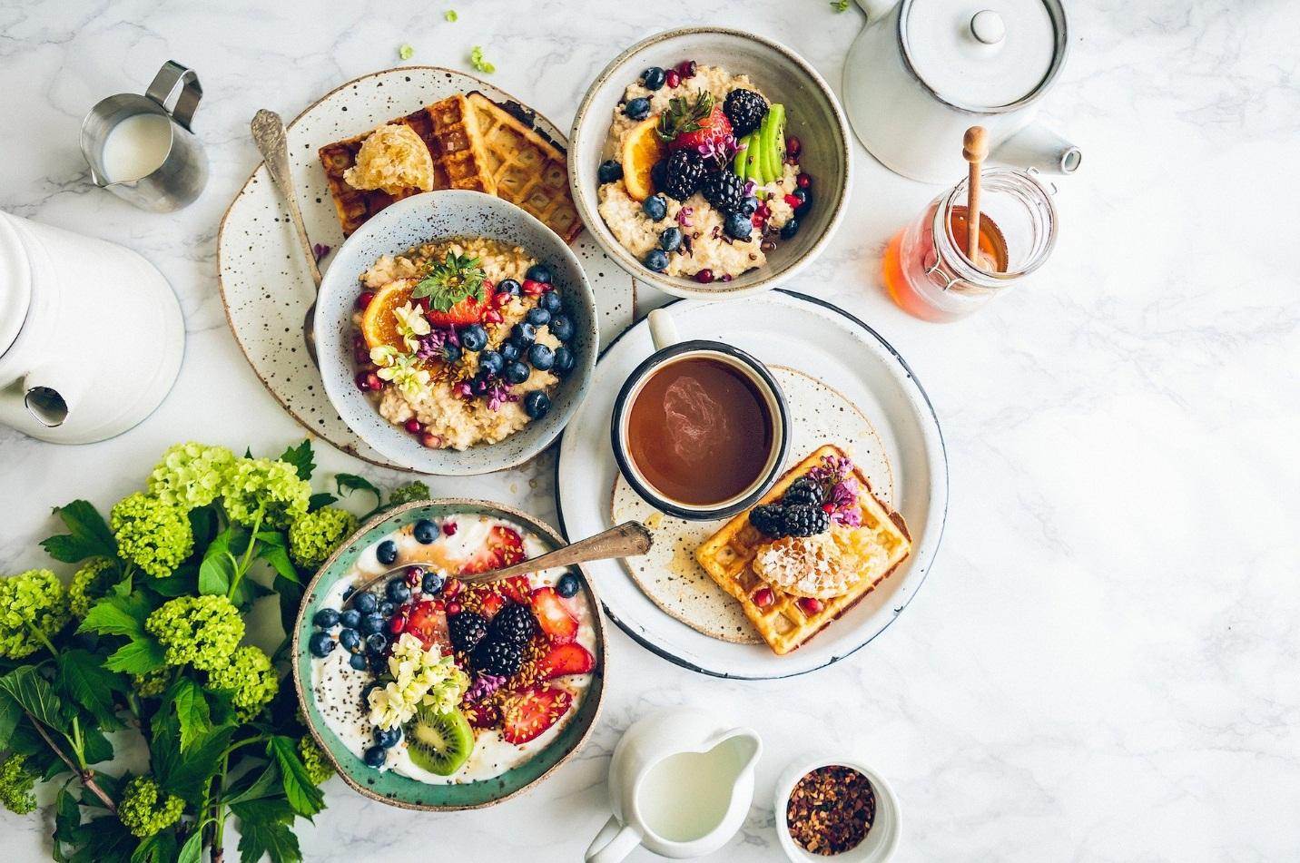 https://pixabay.com/photos/food-breakfast-table-healthy-green-2569257/ 