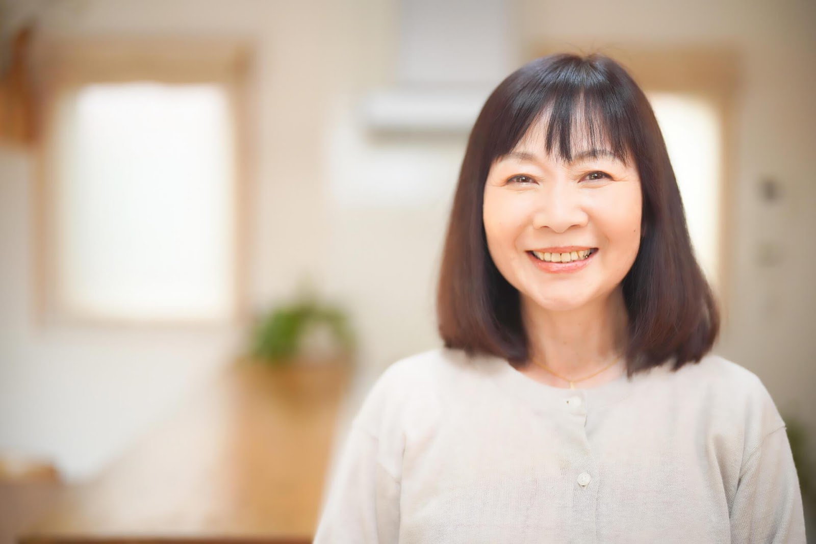 還暦女性画像 女性への還暦祝いは何がいい？おしゃれやちょっとしたプレゼントをご紹介 | 八代目儀兵衛のWEBマガジン～おこめやノート