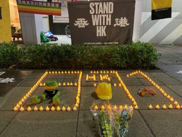 超过200人拉起百公尺人链撑香港。(记者 黄春梅摄)
