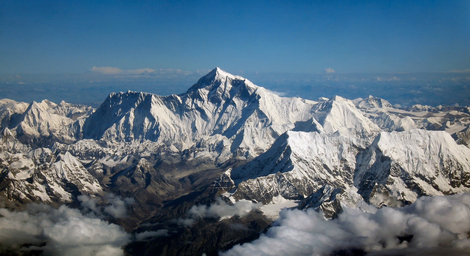 https://upload.wikimedia.org/wikipedia/commons/d/d1/Mount_Everest_as_seen_from_Drukair2_PLW_edit.jpg