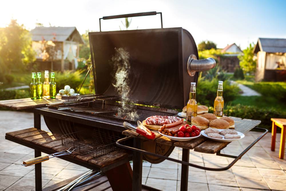 Hordozható faszenes grillsütővel ízletes finomságokat készíthetünk a teraszon, szabadtéri partikon, piknikezés során.