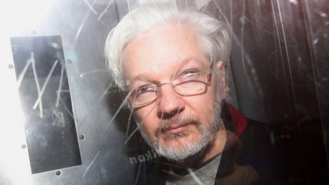 Julian Assange rời tòa án vào tháng 1 năm 2020