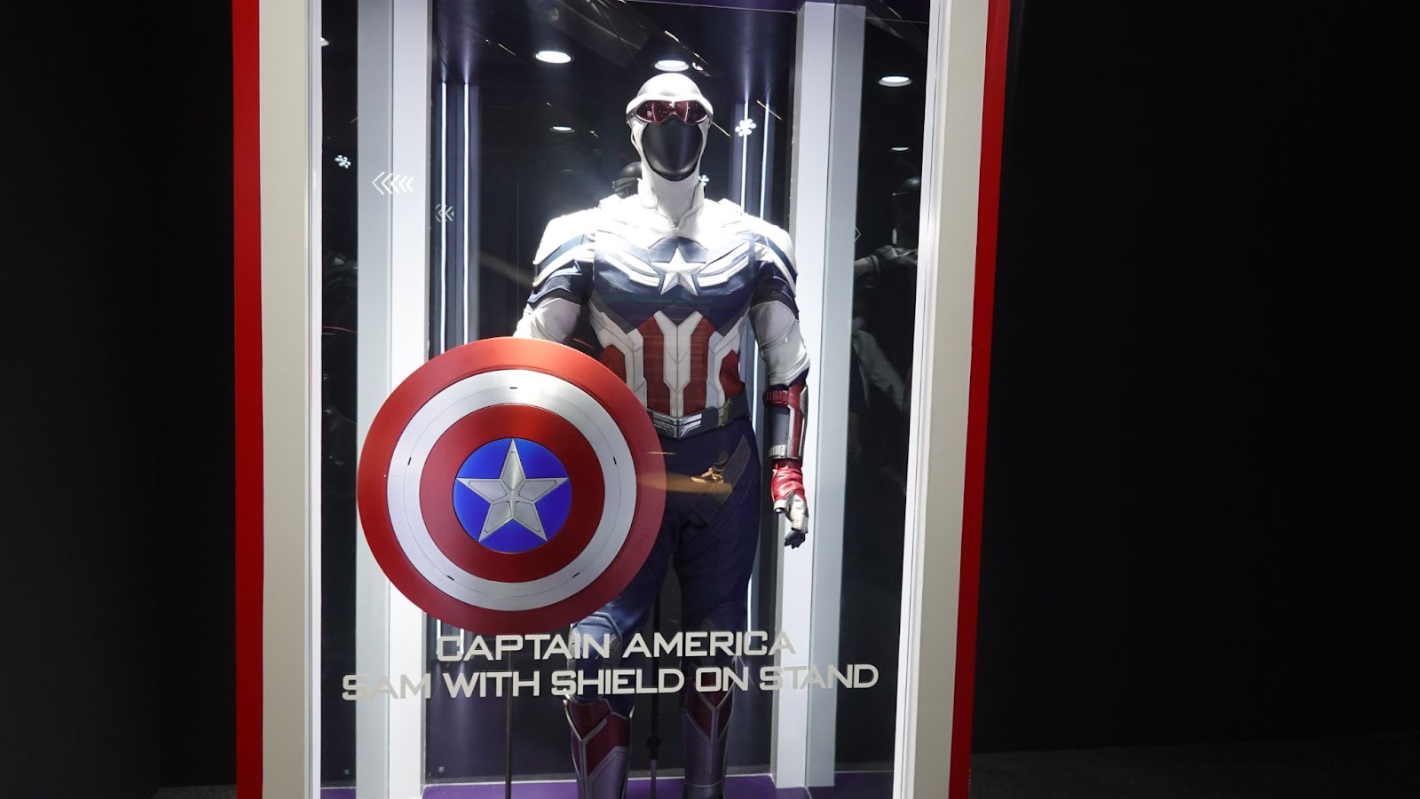 Salah satu kostum Captain America, Sam with Shield on Stand, yang dipamerkan. (Foto: Grace Angel)