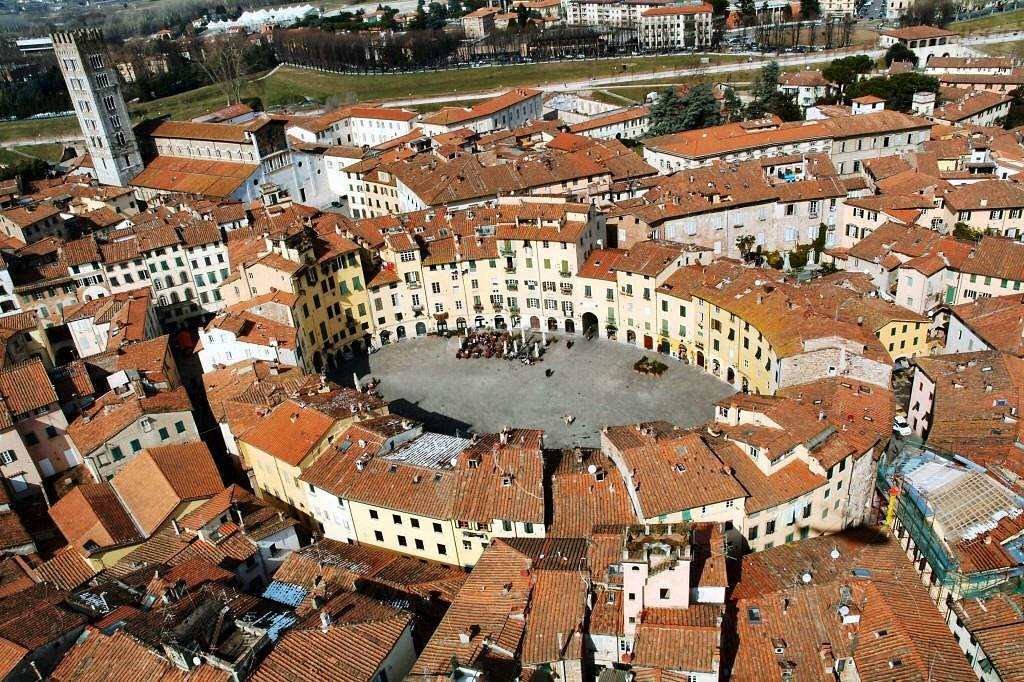 A photo of the Pizza dell'Anfiteatro in Lucca