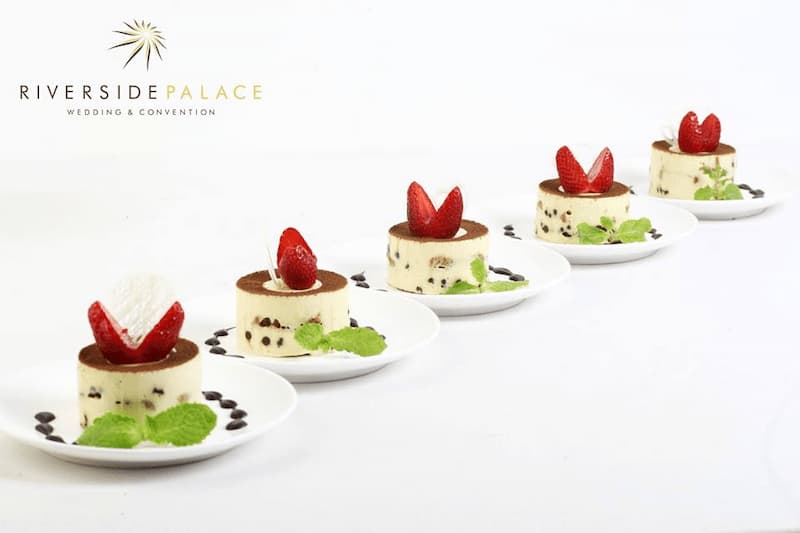 Thực đơn tiệc cưới Bánh mousse dâu tây