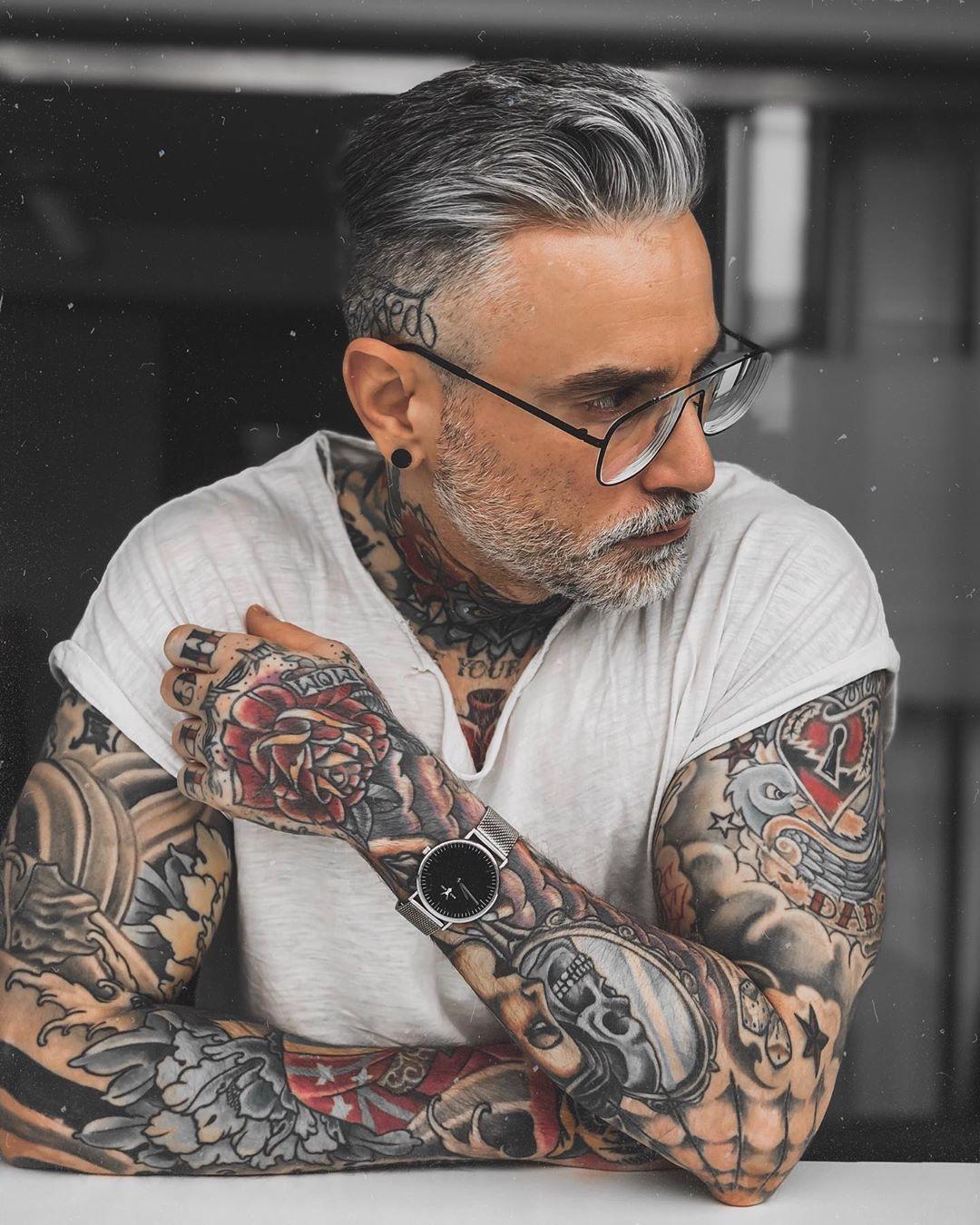 𝔅𝔲𝔬𝔫𝔤𝔦𝔬𝔯𝔫𝔬 🏴‍☠️ . . . . . #bodyart #skinartmag #tattoolife  #thebesttattooartists #blackandgre… | Silver hair men, Hair and beard  styles, Haircuts for men