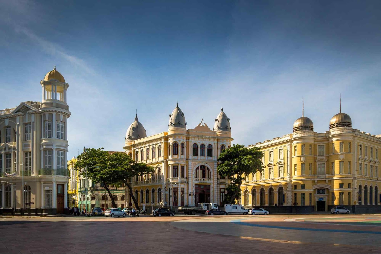 Construções antigas que ficam ao redor da Praça do Marco Zero, no Centro Histórico do Recife. Elas são casarões e palacetes de três andares, com torres arredondadas e muitas janelas, no estilo arquitetônico holandês.