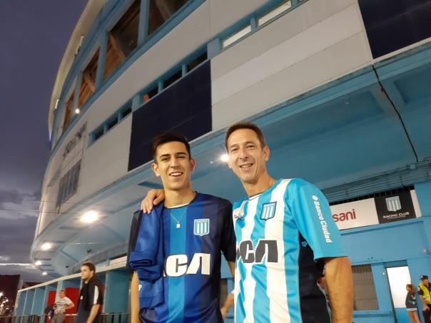 Ramiro e Fabio uniformizados de Racing em frente ao El Cilindro