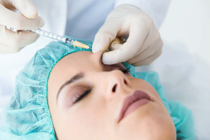 Aplicación facial de botox
﻿