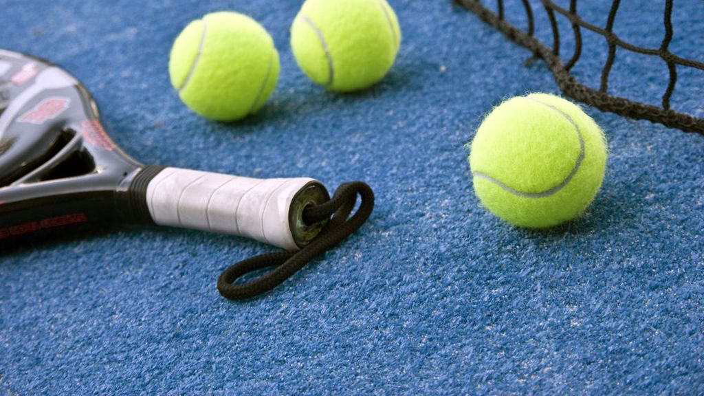 теннисные мячи и ракетка для игры в теннис