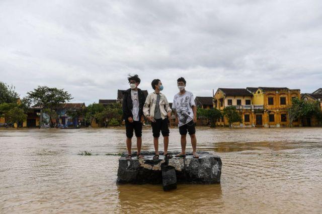 Những cậu bé trên con đường ngập nước sau khi cơn bão Noru đổ bộ vào Hội An ngày 28/9/2022