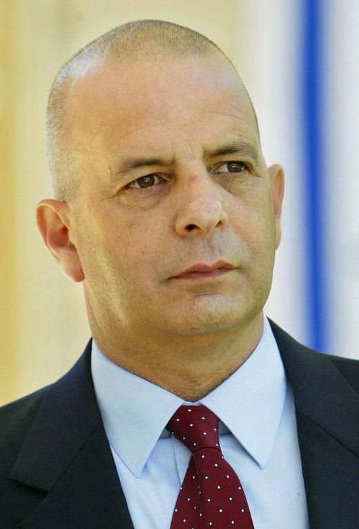 Yuval Diskin, tidigare chef för underrättelsetjänsten Shabak, ställer sig bakom de militärer som hotar att lämna försvaret om rättsreformerna blir verklighet.