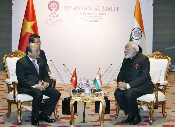 Thủ tướng Nguyễn Xuân Phúc hội kiến với Thủ tướng Ấn Độ Narendra Modi - Ảnh: VGP
