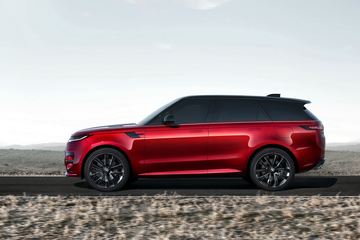 Hông xe Range Rover Sport 2023 với phần mui dốc về sau và những đường gân mạnh mẽ