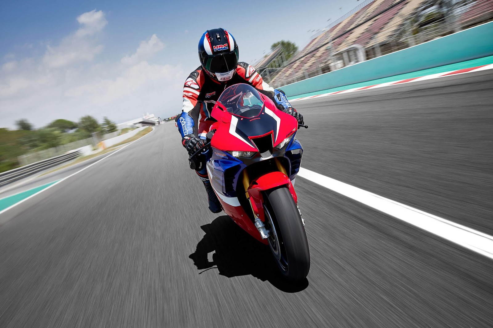CBR1000RR-R  is the fastest motorcycles of its segment.