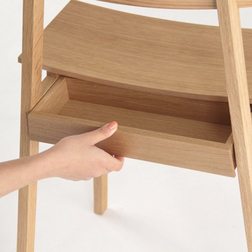 あなたの生活に「half chair」という提案。