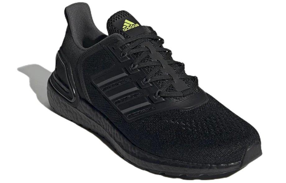รองเท้า 5 รองเท้าวิ่ง adidas ULTRABOOST โทนสีดำที่สวมใส่เข้าได้กับชุดวิ่ง3