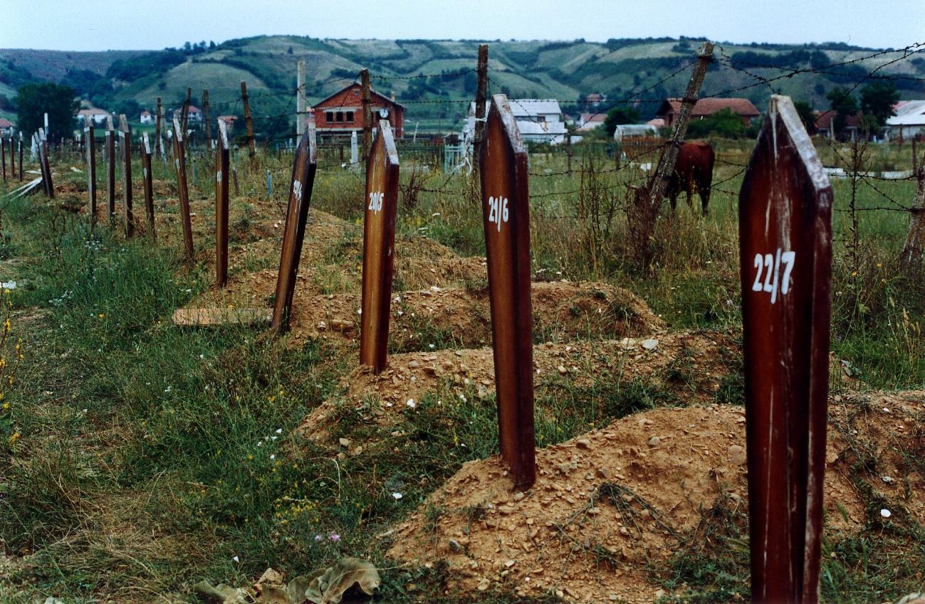 A sign on the side of a fenceDescription automatically generated