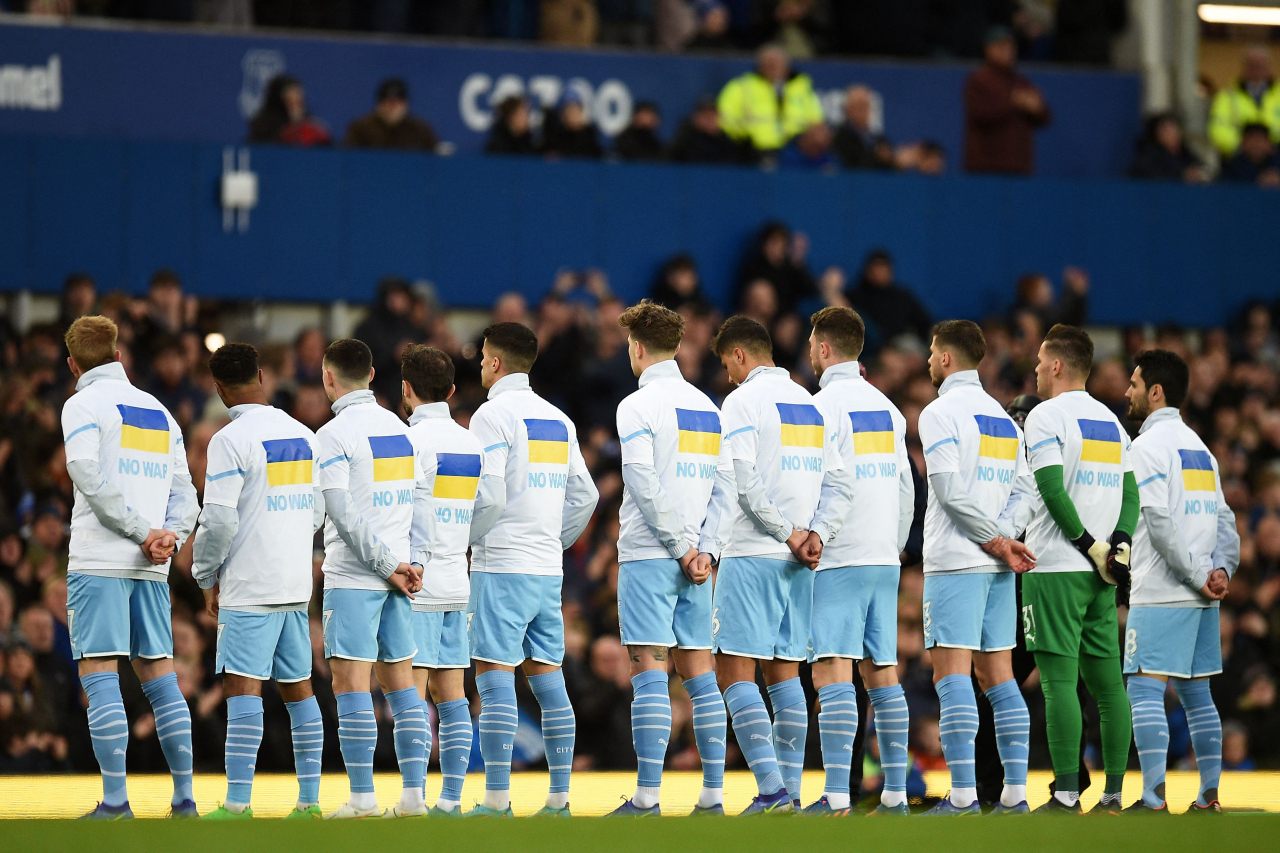 Các cầu thủ Manchester City mặc áo cờ Ukraine