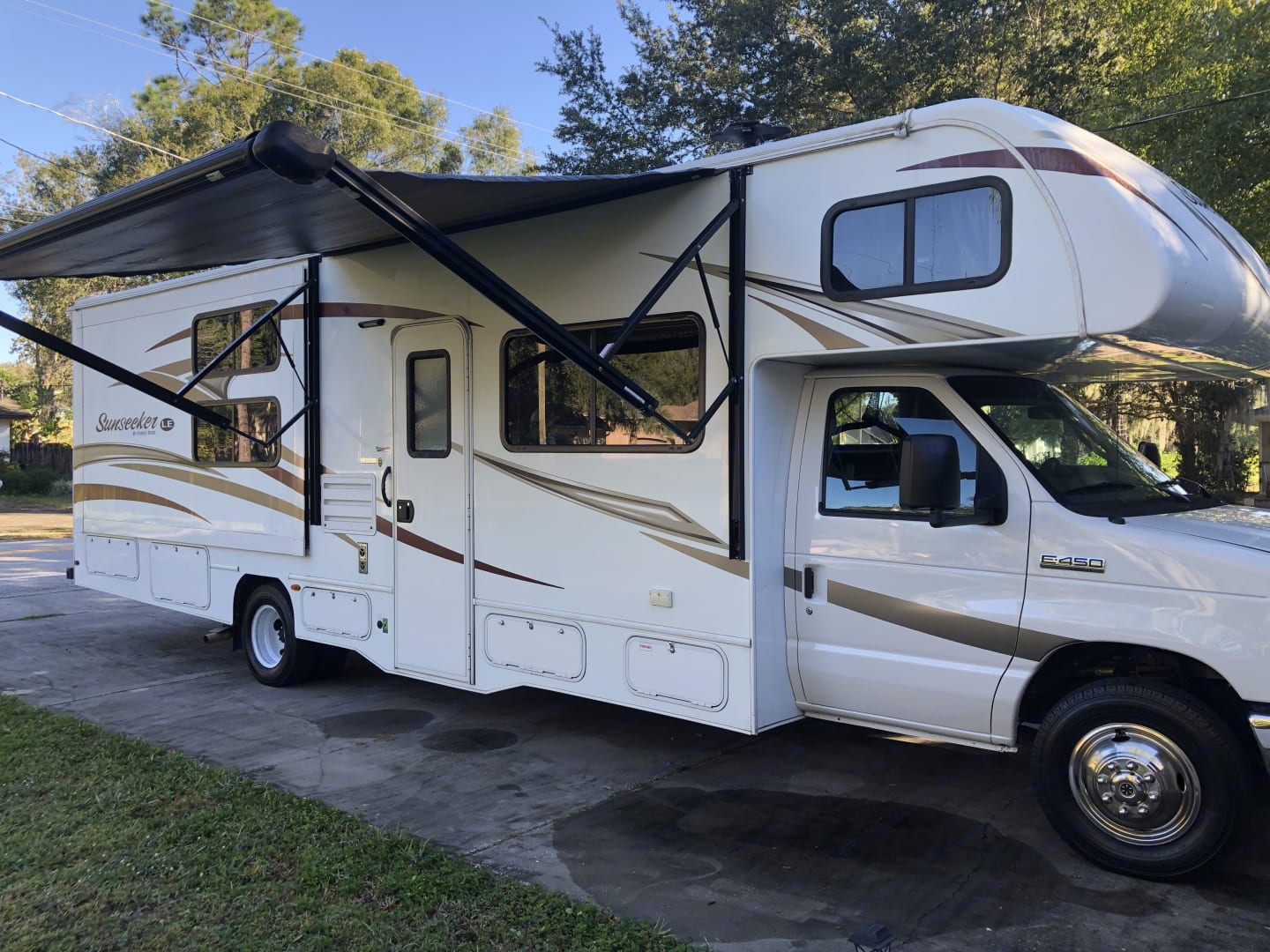 Pet friendly camper rental near Tampa, Florida