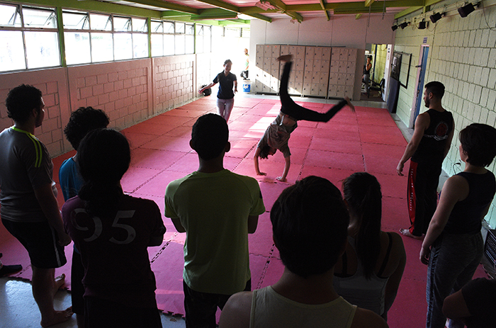 El taller de capoeira, con cupo lleno, se llevó a cabo en el espacio anexo del gimnasio Armando Vásquez. Foto: Ruth Garita/OCM.