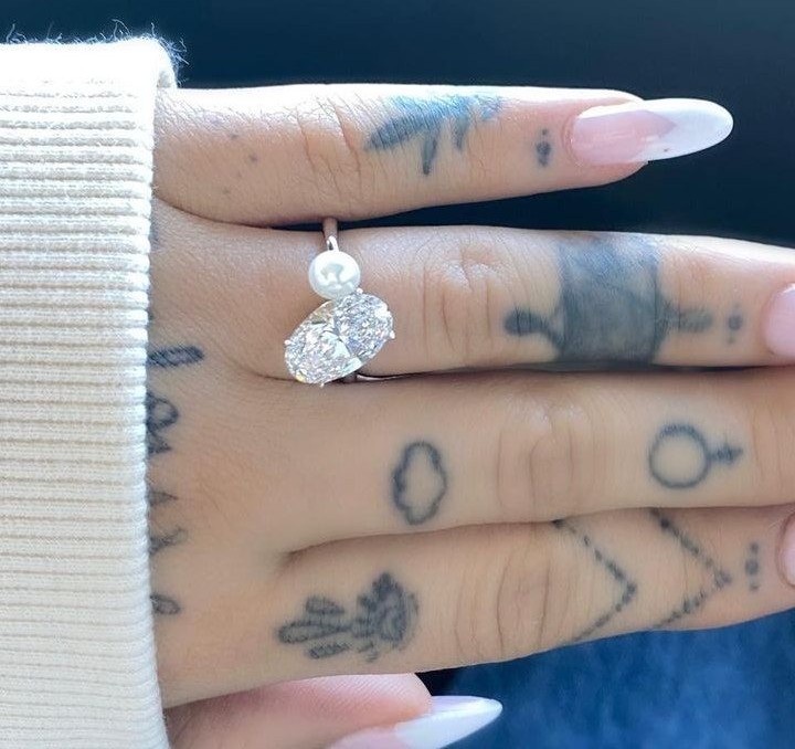 Alt: Ariana Grande’s toi et moi oval diamond and pearl engagement ring