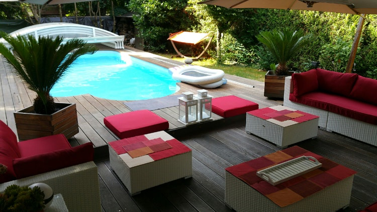 Piscine avec pool house et coin détente.