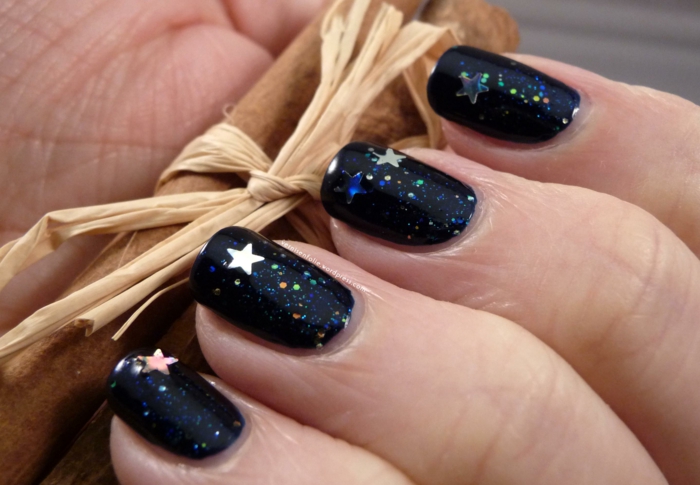 Winterliche Glitzer-Nägel in Dunkelblau mit kleinen Sternchen, Idee für Silvester Maniküre