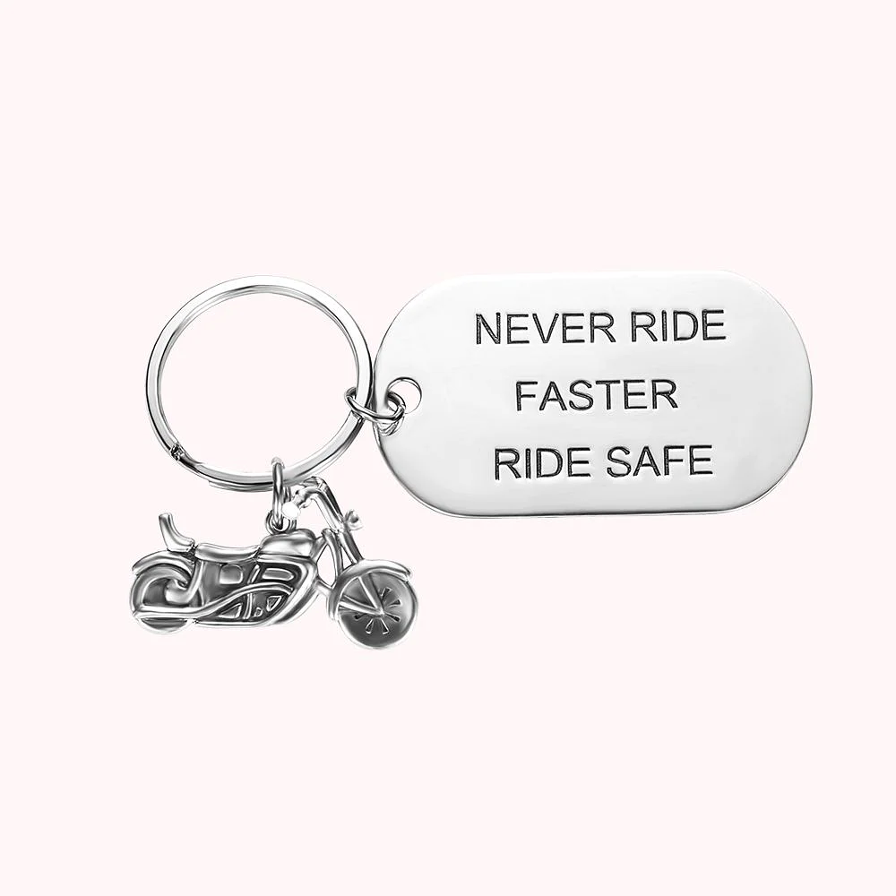 porte-clefs personnalisé en forme de moto avec une phrase de mise en garde : “Ne jamais rouler vite, rouler prudemment”. 
