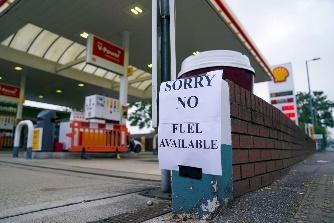 UK gas stations run dry as trucker shortage sparks hoarding - The Public&#39;s  Radio : RIPR