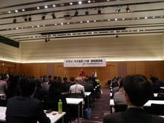 在日本访问的西藏精神领袖达赖喇嘛16号下午应“日本声援西藏的超党派议员联盟”邀请在日本国会众院议员第一会馆发表演讲，有108名国会议员和121名国会议员的代表共计300名关系人士参加了讲演会。这是达赖喇嘛第三次在日本的国会内演讲。（南洲摄影）