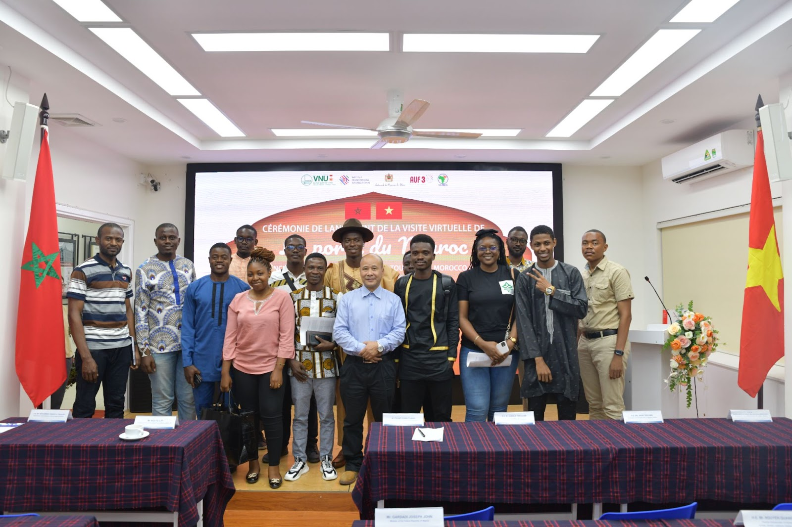 M. Ngô Tự Lập et les étudiants internationaux de la 26e Promotion du Programme de Master SIM 