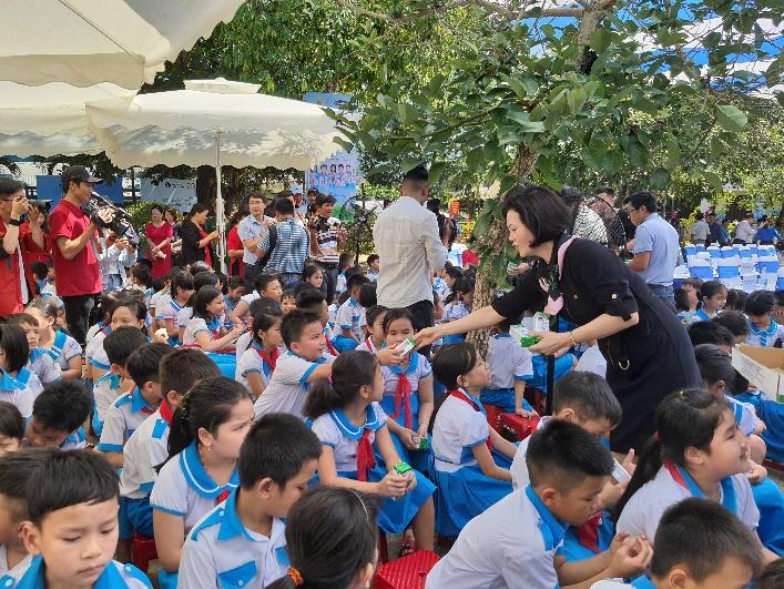 Vinamilk mang niêm vui uống sữa đến với trẻ em Quảng Nam