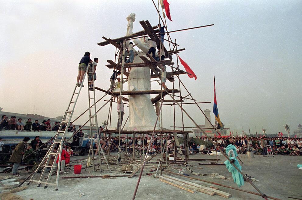 1989年5月30日，民主女神在进行最后准备工作。（六四档案图）