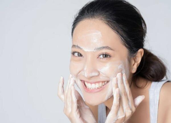 Sữa rửa mặt amino axit giúp làm sạch da một cách dịu nhẹ