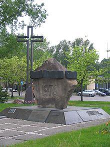 https://upload.wikimedia.org/wikipedia/commons/thumb/9/95/Poland_Warsaw_Ursus_Monument_of_June_1976.jpg/220px-Poland_Warsaw_Ursus_Monument_of_June_1976.jpg