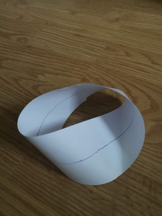 Paperi käännettynä pyöreään muotoon.
