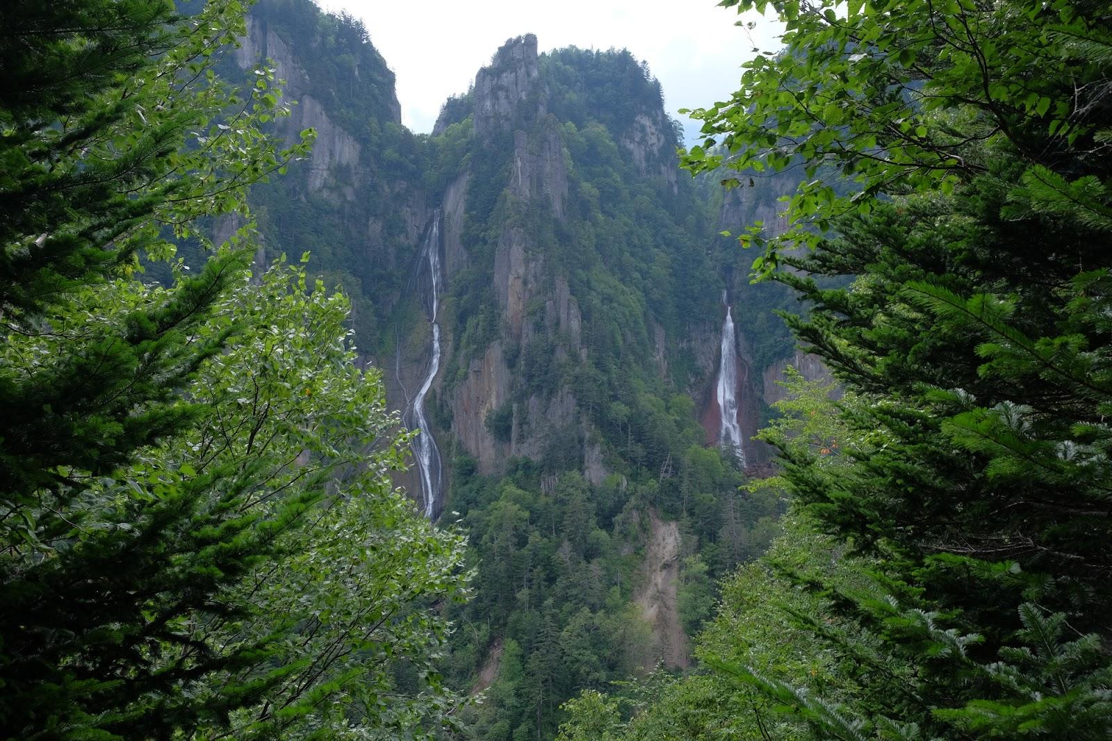 優美な滝 上川町「銀河の滝/流星の滝」