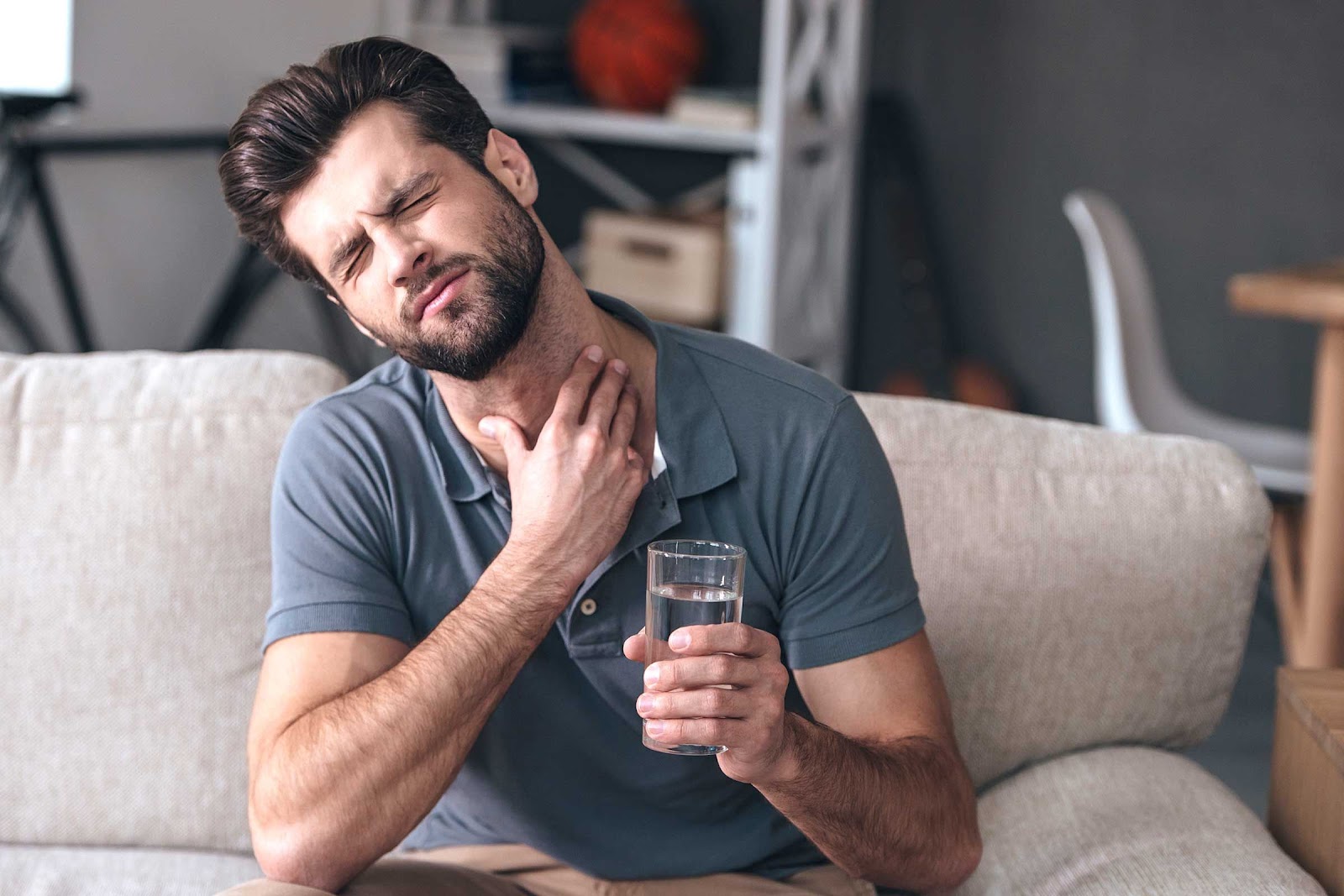 Cổ họng xuất hiện 4 biểu hiện chứng tỏ ung thư thực quản đang đe dọa đến sức khỏe của bạn - Ảnh 2.