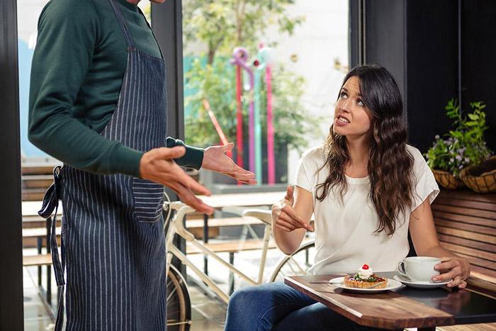 Ảnh có chứa người

Mô tả được tạo tự động