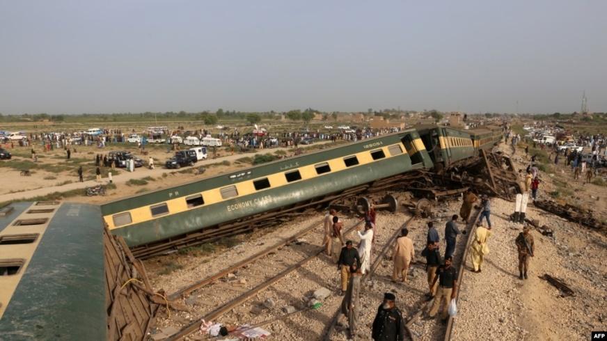 Hiện trường vụ trật bánh tàu ở Pakistan.