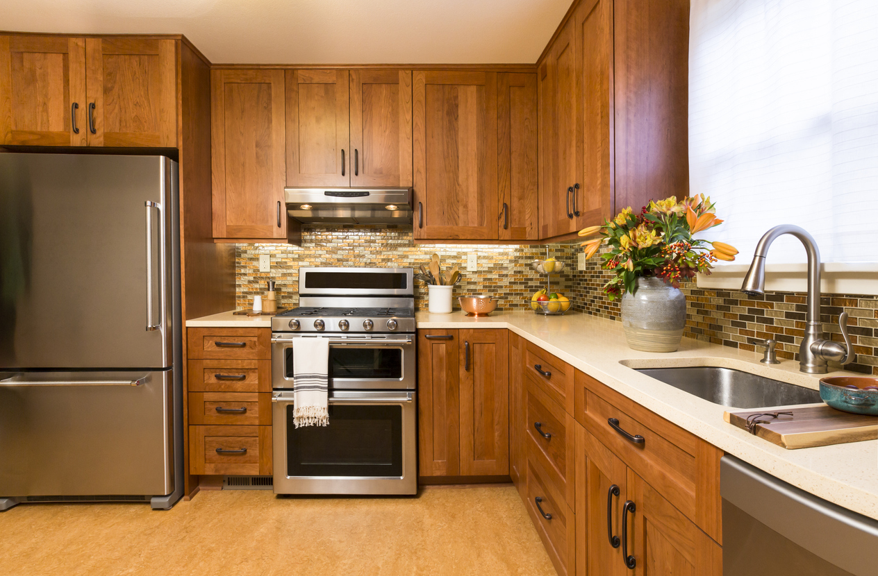 Wood kitchen with backsplash 