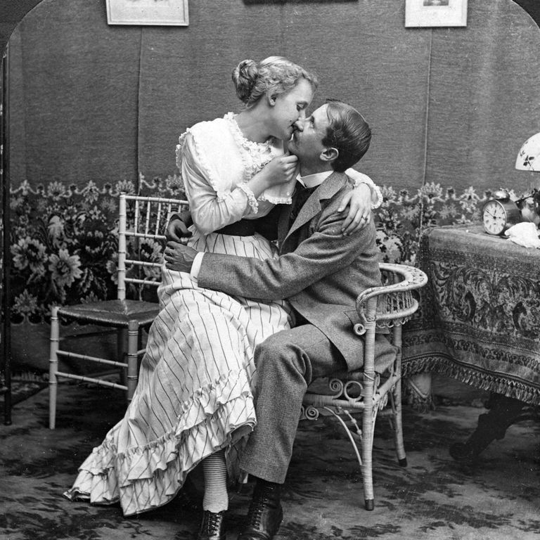 The couple kisses in 1900