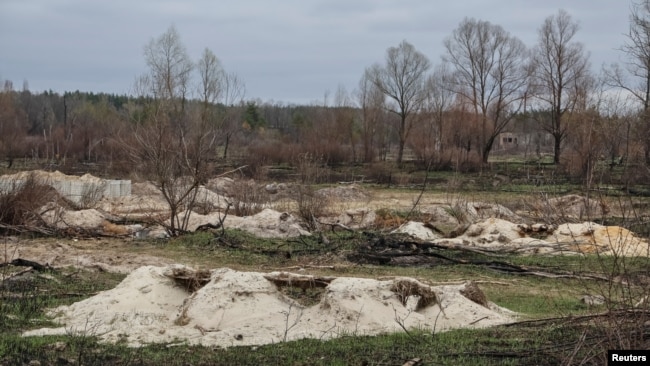 ФАЙЛ — Окопы, вырытые российскими военными, видны в районе с высоким уровнем радиации под названием Рыжий лес, недалеко от Чернобыльской атомной электростанции, в Чернобыле, Украина, 16 апреля 2022 года.