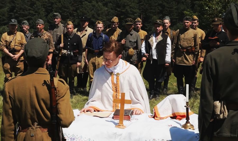 Фото реконструкції польової Літургії у фільмі „Отець Кадило”